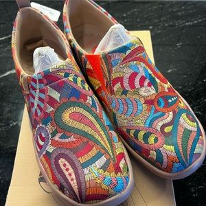 NIB Women's Size 8.5 UIN Water Resistant Vegan